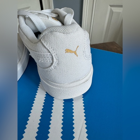 Puma white sneakers size 7.5 (runs small) - Picture 4 of 6